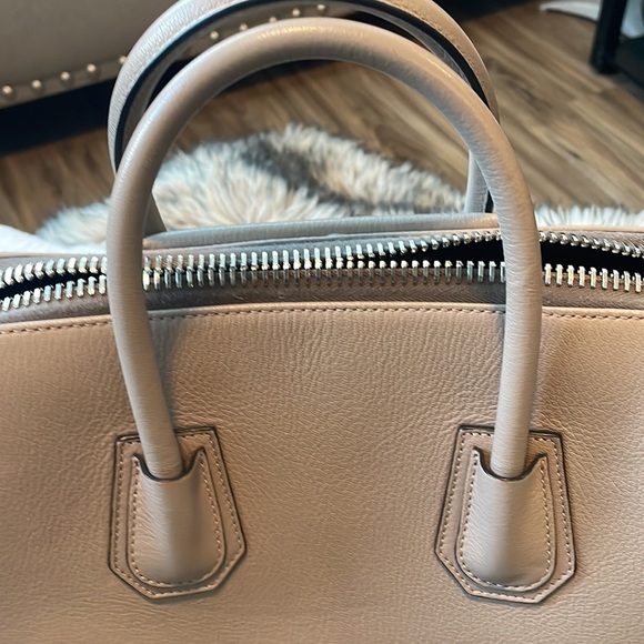 Authentic Givenchy Antigona - Picture 3 of 7